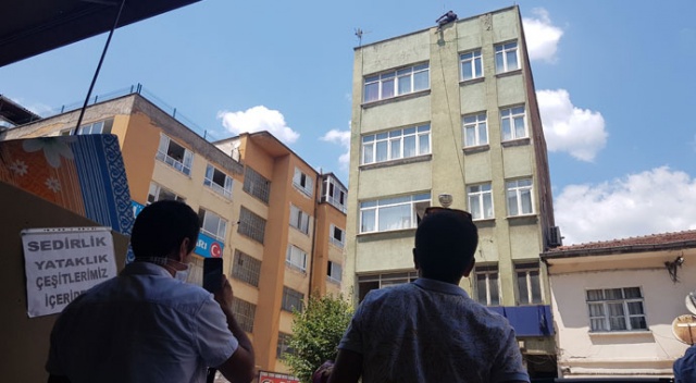 Bunalıma girdi, çocuklarını göremediğini iddia ederek soluğu terasta aldı