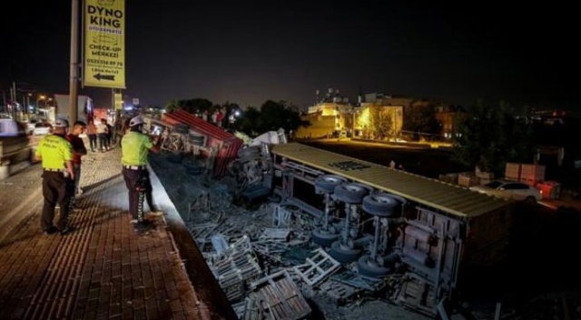 Bursa&#039;da feci kaza: Tır ile kamyon çarpıştı