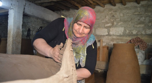 Çamurdan kazandığı para ile 8 çocuğunun okul ihtiyaçlarını karşılıyor Çamurdan kazandığı para ile 8 çocuğunun okul ihtiyaçlarını karşılıyor
