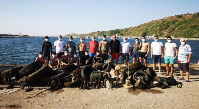 Çanakkale Boğazı'ndan 1 tonu aşkın plastik atık çıkarıldı Çanakkale Boğazı'ndan 1 tonu aşkın plastik atık çıkarıldı