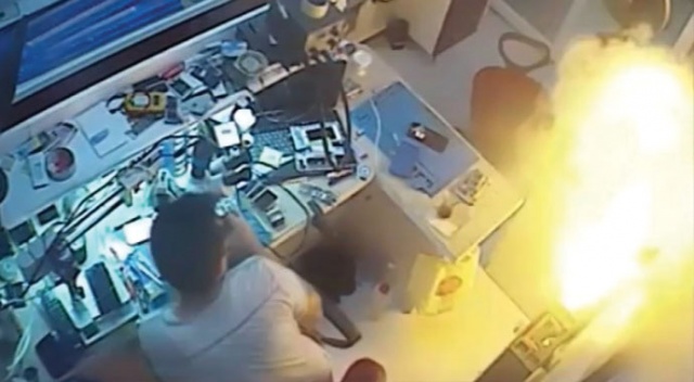 Cep telefonu bataryası bomba gibi patladı