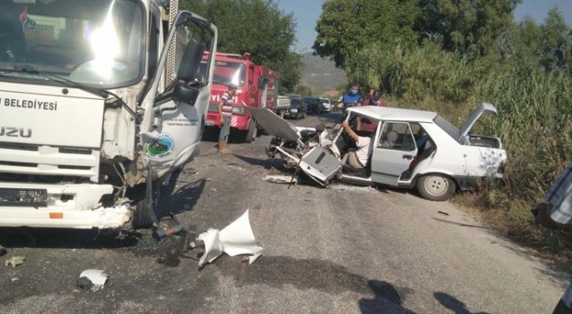 Çöp kamyonu ile otomobil çarpıştı: 2&#039;sı ağır 4 yaralı
