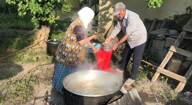 Cumhurbaşkanı Erdoğan ‘her sabah içiyorum’ deyince, dut pekmezi taleplerine yetişemez oldular Cumhurbaşkanı Erdoğan ‘her sabah içiyorum’ deyince, dut pekmezi taleplerine yetişemez oldular