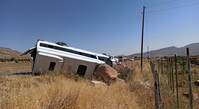 Direksiyon hakimiyeti kaybedilen minibüs şarampole yuvarlandı: 1&#039;i ağır 12 yaralı
