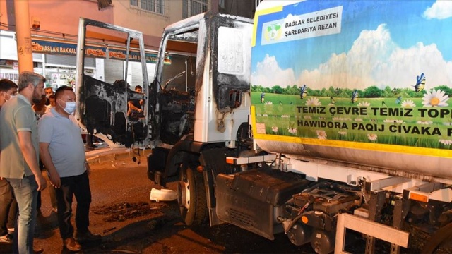 Diyarbakır'da temizlik aracı yüzü maskeli kişilerce yakıldı Diyarbakır'da temizlik aracı yüzü maskeli kişilerce yakıldı