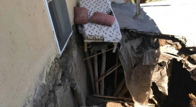 Elazığ&#039;da balkon çöktü, evde mahsur kalan 6 kişi pencereden kurtarıldı