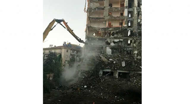 Elazığ’da hasarlı bina kontrollü şekilde yıkıldı Elazığ’da hasarlı bina kontrollü şekilde yıkıldı