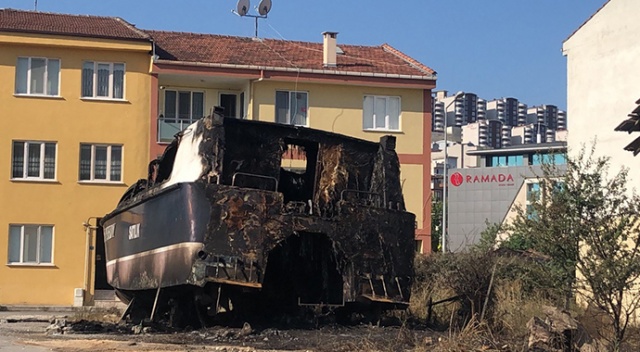 Gemlik’de lüks yat alev alev yandı Gemlik’de lüks yat alev alev yandı
