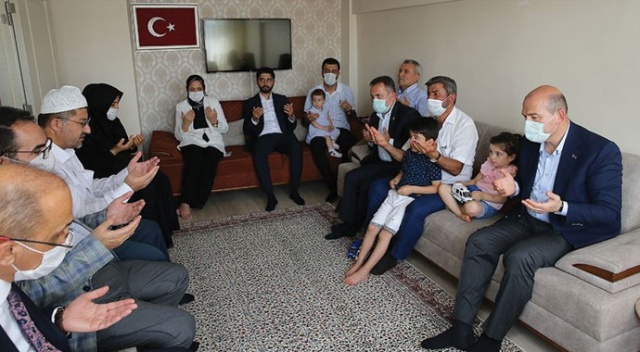 İçişleri Bakanı Soylu&#039;dan 15 Temmuz şehidi ikiz polislerin ailesine ziyaret