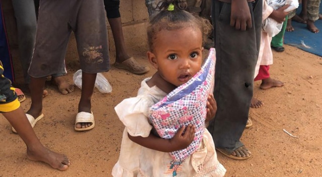 İhlas Vakfı Sudan'daki yetimlere bayramlık dağıttı İhlas Vakfı Sudan'daki yetimlere bayramlık dağıttı