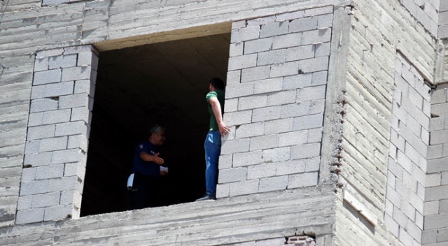 İnşaata çıkan şahsı polis ikna etti