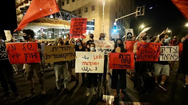 İsrail'de binlerce kişi Başbakan Netanyahu'yu protesto etti İsrail'de binlerce kişi Başbakan Netanyahu'yu protesto etti