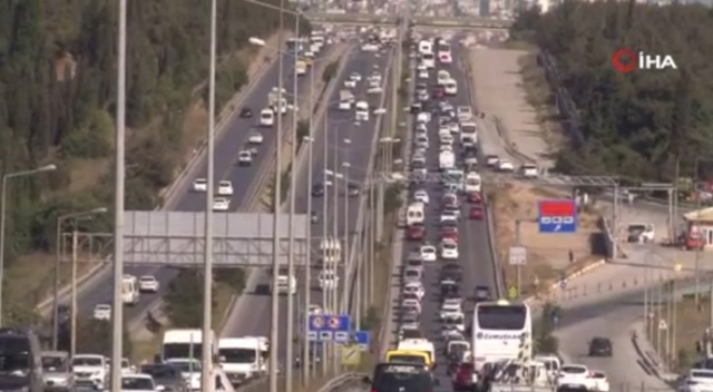 İstanbul çıkışında bayram öncesi trafik yoğunluğu başladı