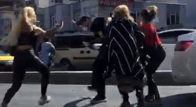 İstanbul'da şaşkına çeviren görüntü! Dört kadın bir adamı tekme tokat dövdü İstanbul'da şaşkına çeviren görüntü! Dört kadın bir adamı tekme tokat dövdü