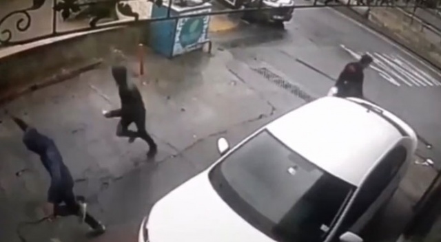 İstanbul'un göbeğinde güpegündüz kapkaç dehşeti İstanbul'un göbeğinde güpegündüz kapkaç dehşeti