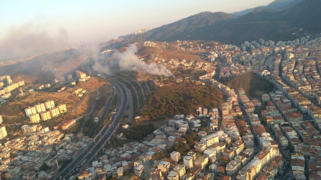 İzmir'de evde çıkan yangın makilik alana sıçradı İzmir'de evde çıkan yangın makilik alana sıçradı