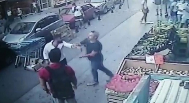 Kadıköy&#039;de bıçaklı dehşet! Arkadaşını önce göğsünden bıçakladı sonra tekmeledi...