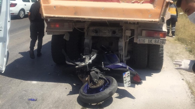 Kamyona arkadan çarpan motosikletin sürücüsü ağır yaralandı Kamyona arkadan çarpan motosikletin sürücüsü ağır yaralandı