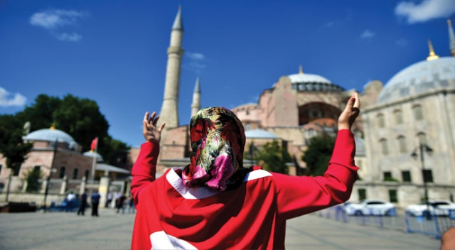 Karar sonrası vatandaşlar Ayasofya’da dua edip bayrak açtı
