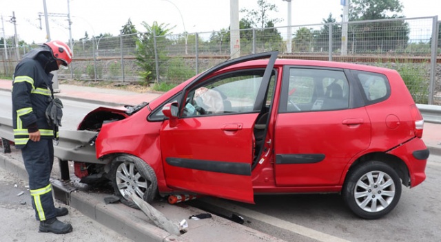 Kocaeli’de otomobil bariyerlere saplandı: 2 kişi yaralı Kocaeli’de otomobil bariyerlere saplandı: 2 kişi yaralı