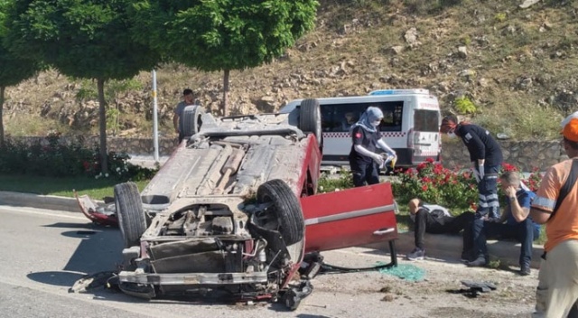 Kontrolden çıkan otomobil takla attı; 2 kişi yaralandı Kontrolden çıkan otomobil takla attı; 2 kişi yaralandı