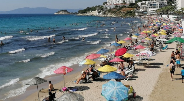 Kuşadası’nda sıcak havanın etkisiyle plajlar doldu taştı