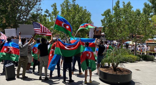 Los Angeles'ta Ermeniler Azerbaycanlı göstericilere saldırdı Los Angeles'ta Ermeniler Azerbaycanlı göstericilere saldırdı