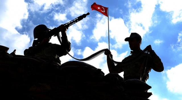 Mardin'de bir PKK'lı terörist güvenlik güçlerine teslim oldu Mardin'de bir PKK'lı terörist güvenlik güçlerine teslim oldu
