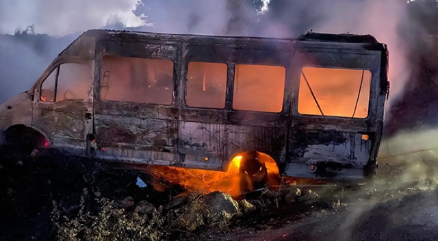 Mersin’de minibüs yangını korkuttu Mersin’de minibüs yangını korkuttu
