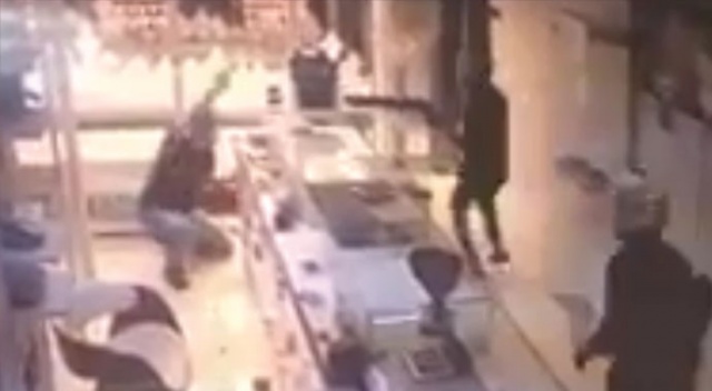 Mersin&#039;deki kuyumcuya silahlı saldırı kamerada