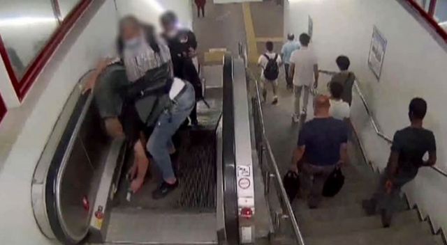 Metro istasyonunda ilginç yankesicilik! Cüzdanını düşürme bahanesiyle yaşlı adamın parasını çaldılar