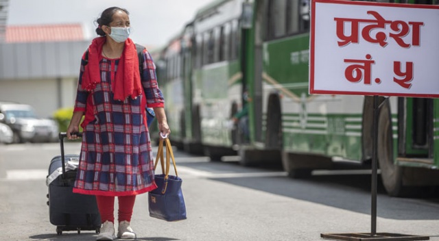 Nepal'de halka açık yerlerde maske takma zorunluluğu getirildi Nepal'de halka açık yerlerde maske takma zorunluluğu getirildi