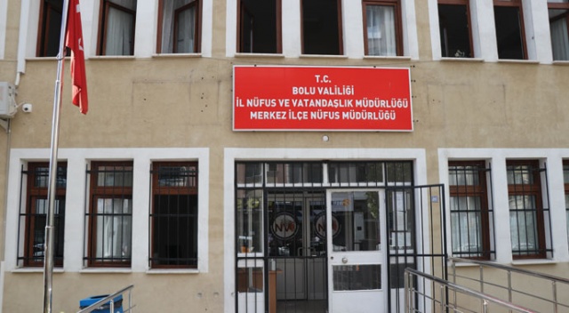Nüfus müdürlüğüne girdi ‘Eşim korona virüslü, ben de size virüs hediye getirdim’ dedi