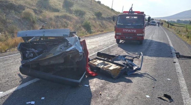 Otomobil ikiye bölündü, bir kişi hayatını kaybetti Otomobil ikiye bölündü, bir kişi hayatını kaybetti