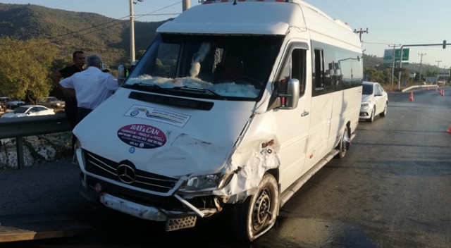 Otomobil ile minibüs çarpıştı 5 yaralı Otomobil ile minibüs çarpıştı 5 yaralı