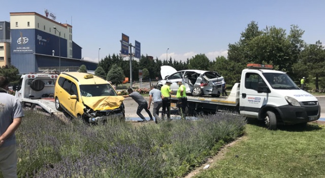 Otomobil ile ticari taksi çarpıştı: 1 ölü, 5 yaralı