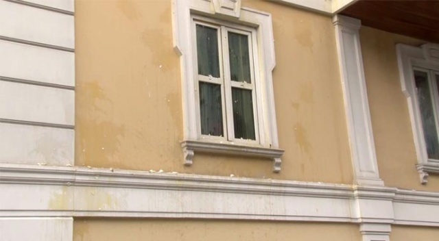 Pazarcılar Bakırköy Belediyesi&#039;ni yumurta yağmuruna tuttu