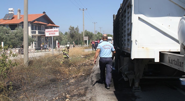 Seyir halindeyken yanan tırın lastiği, yol kenarındaki otları ve evi tutuşturdu
