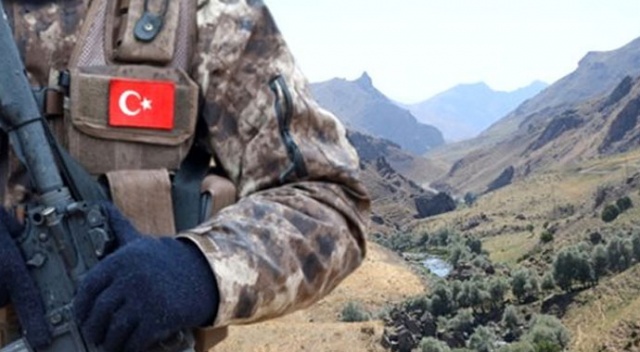 Siirt'te 2 terörist silahlarıyla birlikte etkisiz hale getirildi Siirt'te 2 terörist silahlarıyla birlikte etkisiz hale getirildi