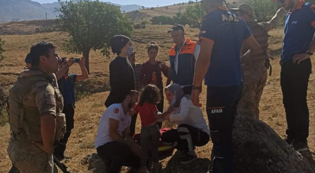 Siirt’te 3 yaşındaki kayıp kız ağaçlık alanda bulundu Siirt’te 3 yaşındaki kayıp kız ağaçlık alanda bulundu