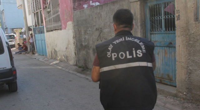 Silahlı kavgada kapı önünde oturan hamile kadını yaraladılar