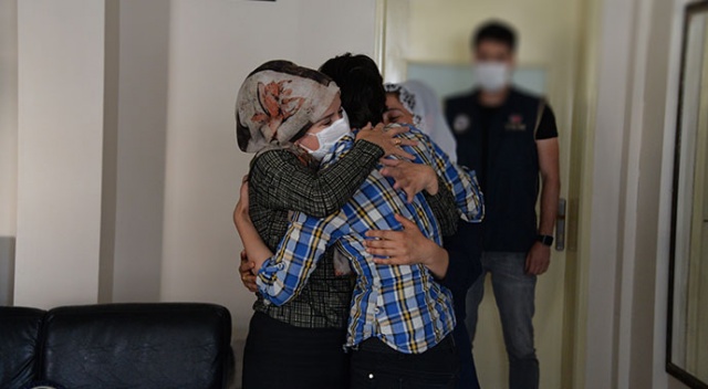 Şırnak'ta ikna çalışması sonucu teslim olan terörist ailesi ile buluşturuldu Şırnak'ta ikna çalışması sonucu teslim olan terörist ailesi ile buluşturuldu