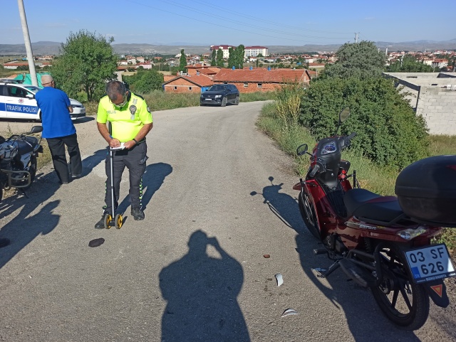 Şuhut&#039;ta motosikletler kafa kafaya çarpıştı: 2 yaralı