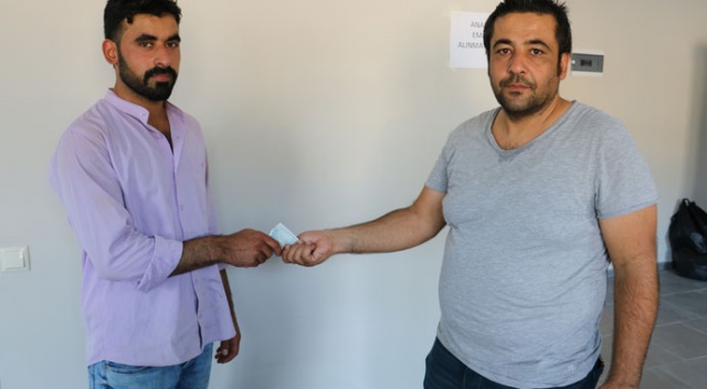 Suriyeli genç bulduğu 60 bin lirayı sahibine teslim etti Suriyeli genç bulduğu 60 bin lirayı sahibine teslim etti