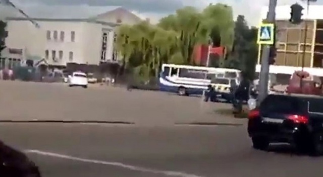 Ukrayna’da rehine takası yapıldı, saldırgan Kiev’e hareket etti