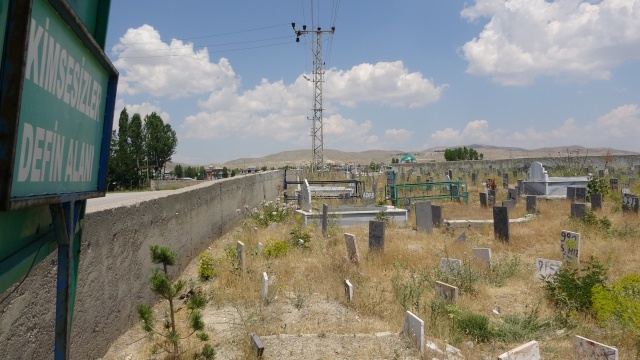 Van Gölü’nde batan teknede boğulanlar kimsesizler mezarlığına defnediliyor
