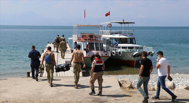 Van Gölü&#039;nde batan teknedeki cesetlerin çıkarılması için çalışmalar sürüyor