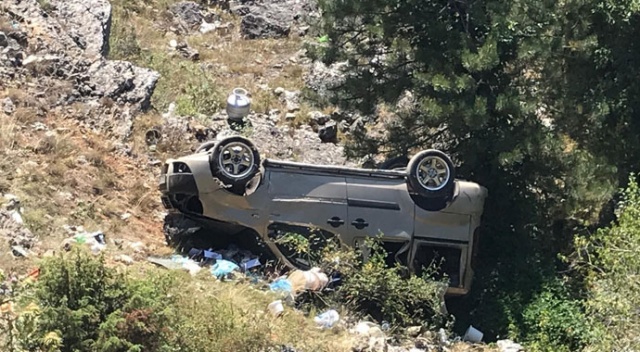 Viraja hızlı giren hafif ticari araç şarampole uçtu : 4 yaralı