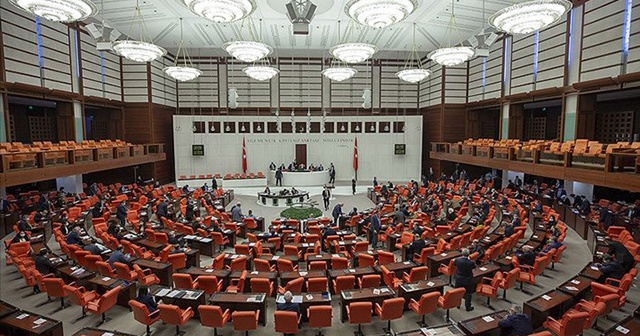 Yeni partilere altı aylık süre kalkıyor
