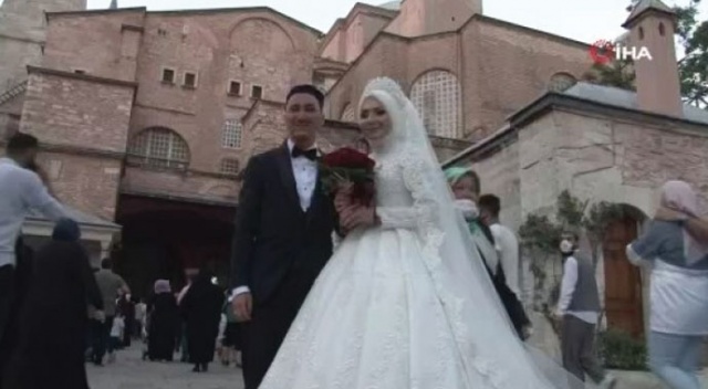 Yurtdışından gelip Ayasofya Camisi'ni gelinlik ve damatlıkla ziyaret ettiler Yurtdışından gelip Ayasofya Camisi'ni gelinlik ve damatlıkla ziyaret ettiler